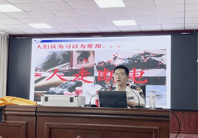 邓州市城区五小开展教职工消防安全知识培训(图2)