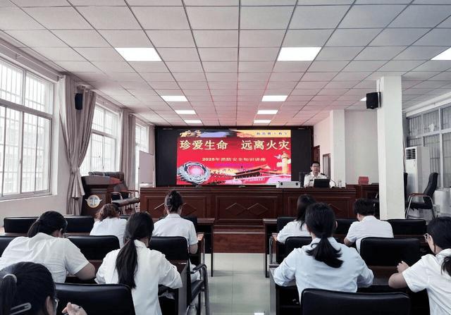 邓州市城区五小开展教职工消防安全知识培训(图1)