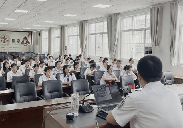 邓州市城区五小开展教职工消防安全知识培训(图5)