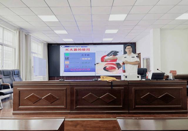 邓州市城区五小开展教职工消防安全知识培训(图4)