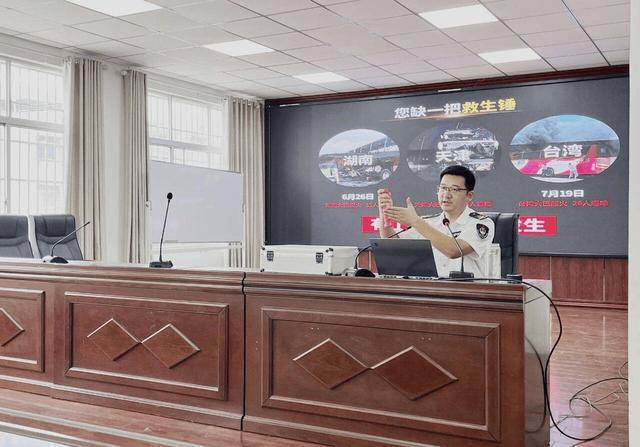 邓州市城区五小开展教职工消防安全知识培训(图3)