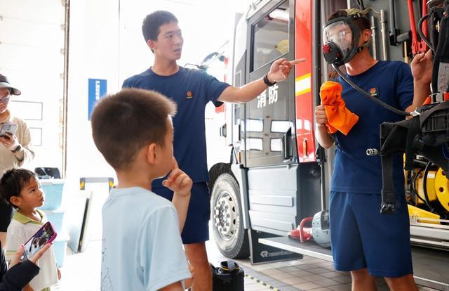 星空体育：预约从速！松江消防敞开大门9月带你揭秘硬核装备(图2)