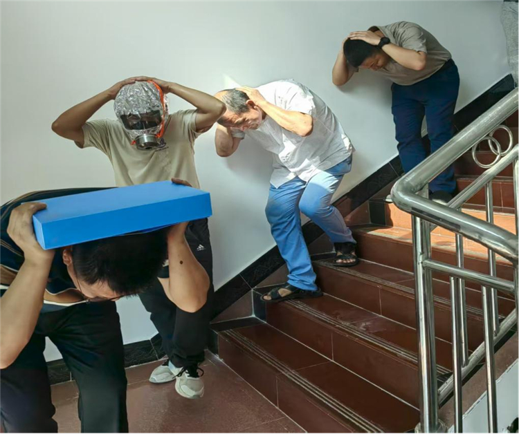 农发行洞口县支行开展消防演练夯实安全“防火墙”(图2)