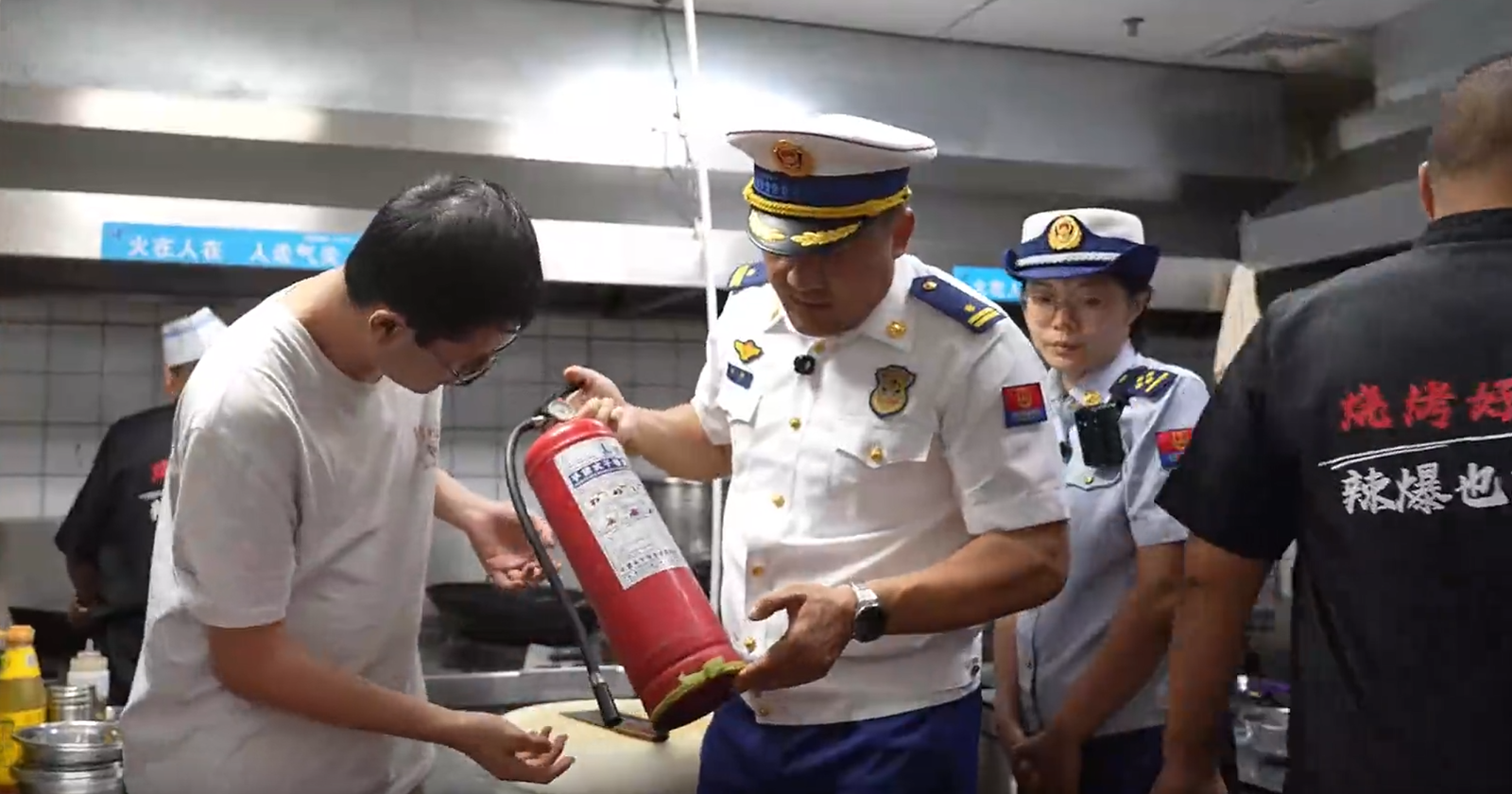 星空体育网站：天天讲安全丨银川消防开展餐饮行业隐患排查与安全培训(图2)