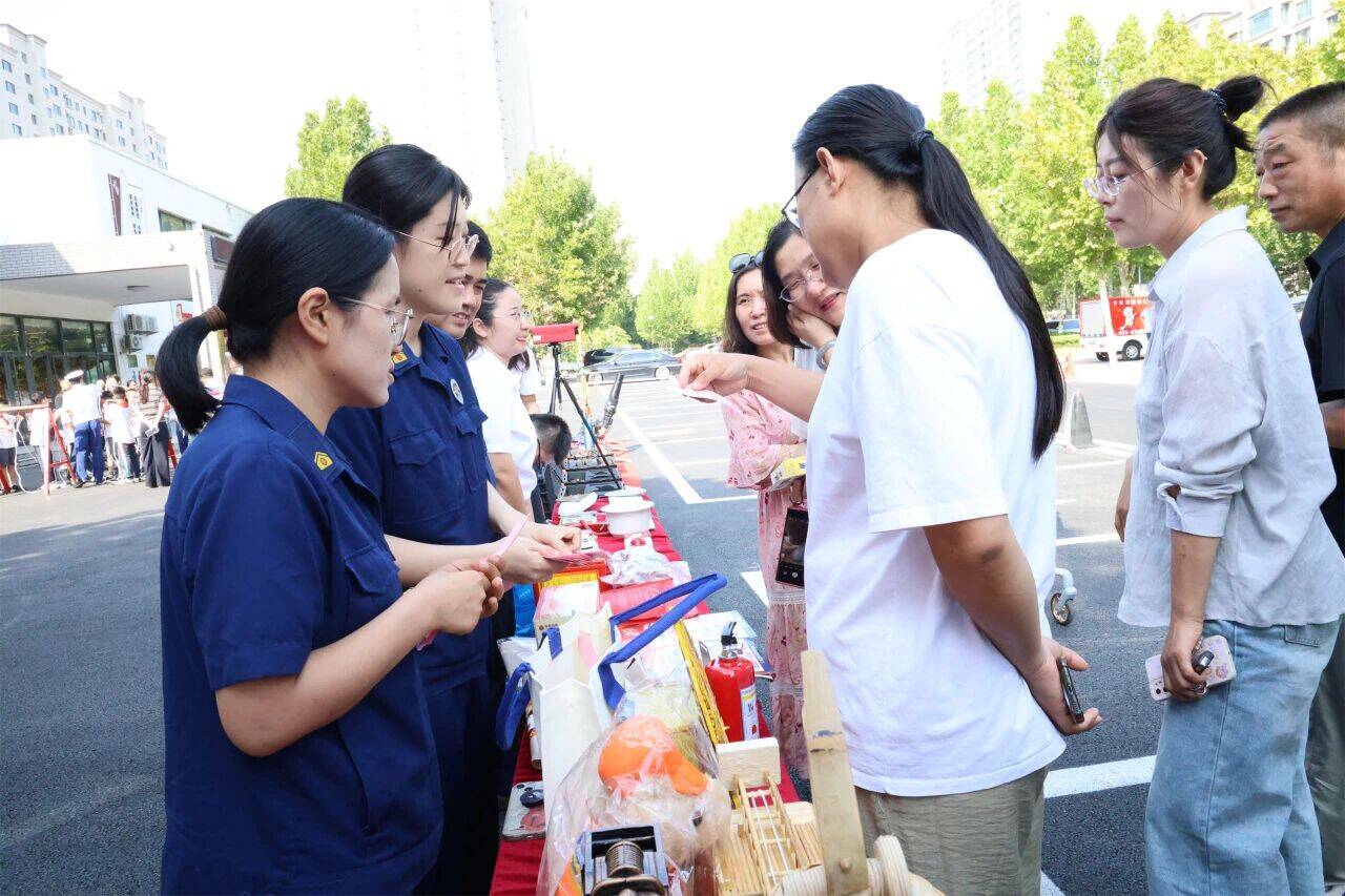 东营市开展“全国科普月”系列宣传活动“零距离”送安全(图1)