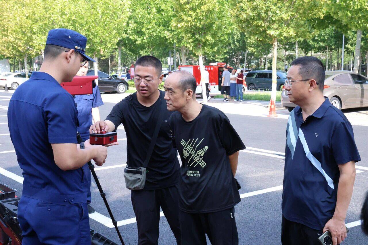 东营市开展“全国科普月”系列宣传活动“零距离”送安全(图2)