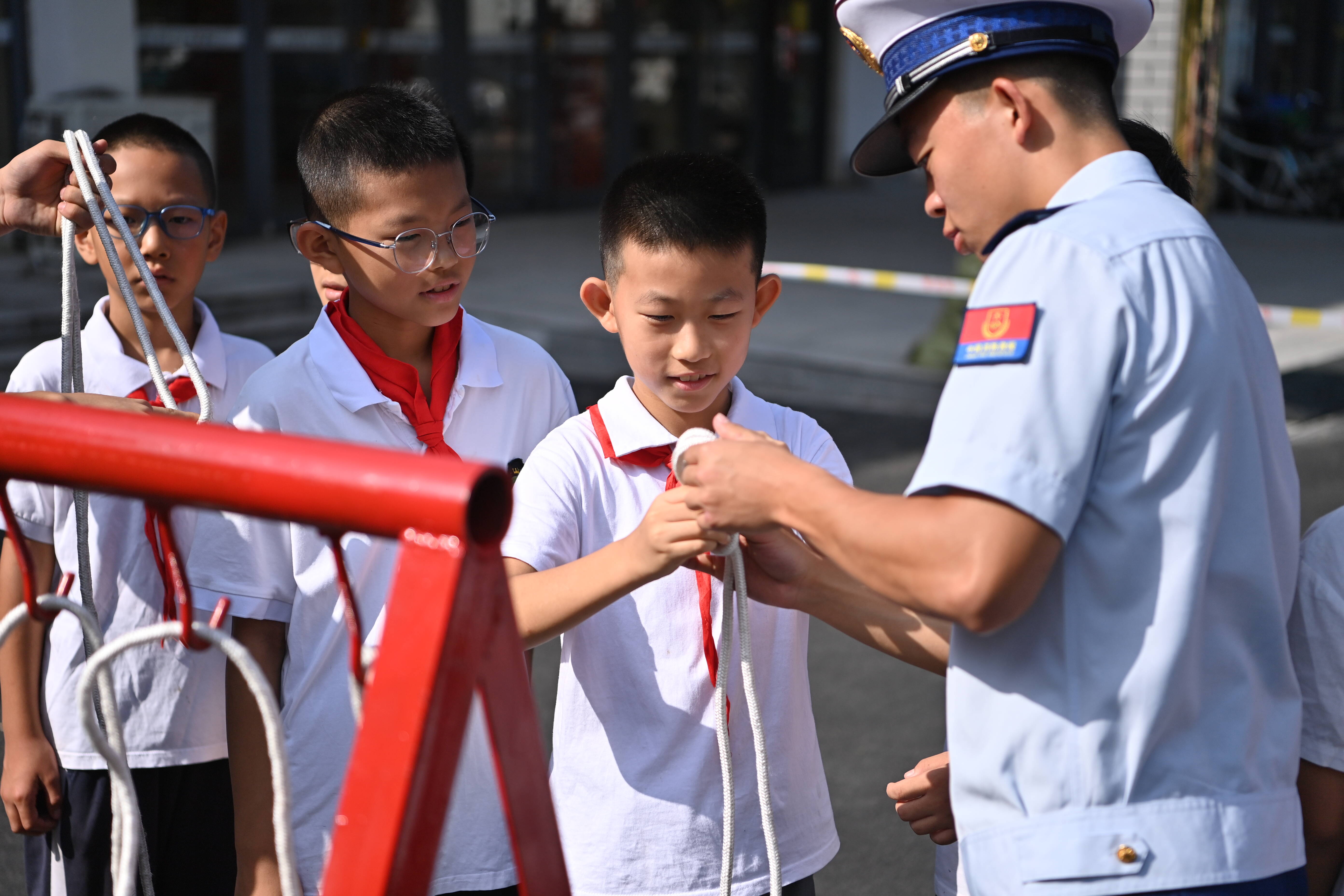 东营市开展“全国科普月”系列宣传活动“零距离”送安全(图4)