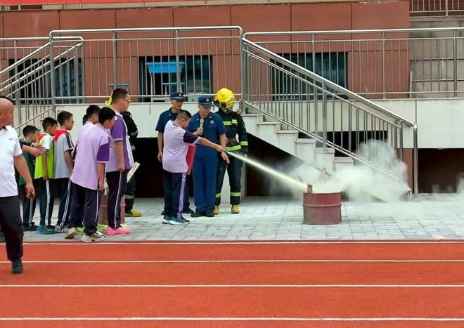 包头市青山区三星小学——消防演练进校园实操教学保安全(图3)
