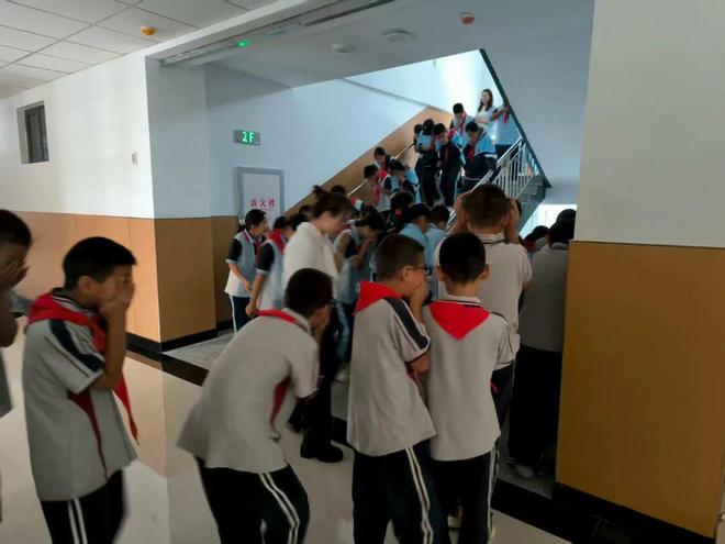 包头市青山区三星小学——消防演练进校园实操教学保安全(图2)