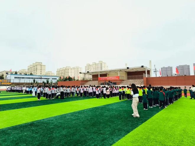 包头市青山区三星小学——消防演练进校园实操教学保安全(图1)