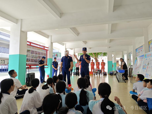星空体育网站：城区教育局联合多部门开展“安全+禁毒”开学第一课宣传活动(图1)