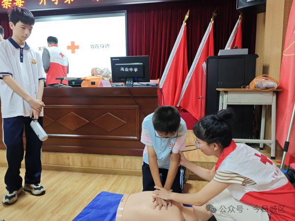 星空体育网站：城区教育局联合多部门开展“安全+禁毒”开学第一课宣传活动(图2)