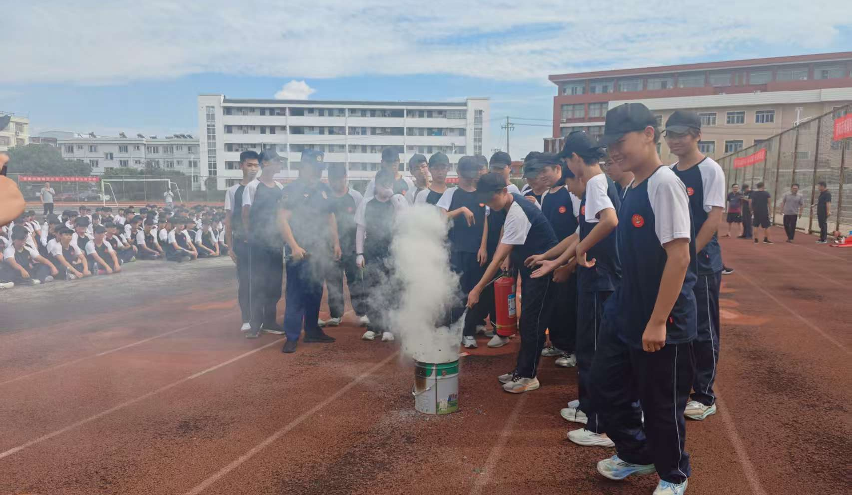 华亭镇开展消防安全“第一课”筑牢校园“防火墙”(图1)
