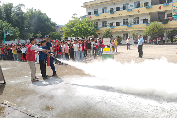 贺州市八步区：播撒科学种子守护成长安全(图3)