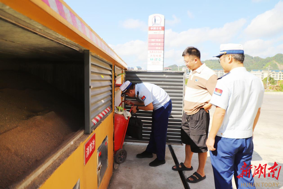 会同县消防救援大队：深入辖区加油站开展消防安全检查(图2)