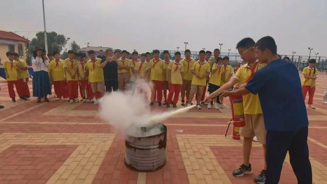 星空体育网站：警报拉响！是演习更是“实战”！中塘镇人员紧急疏散掩蔽演练锤炼“硬功夫”(图6)