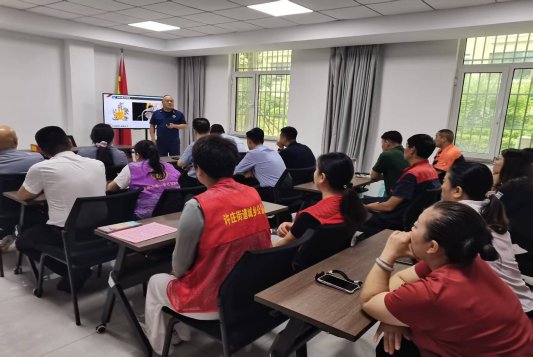 济宁太白湖新区许庄街道鹿港社区开展消防培训共筑安全“防火墙”(图1)