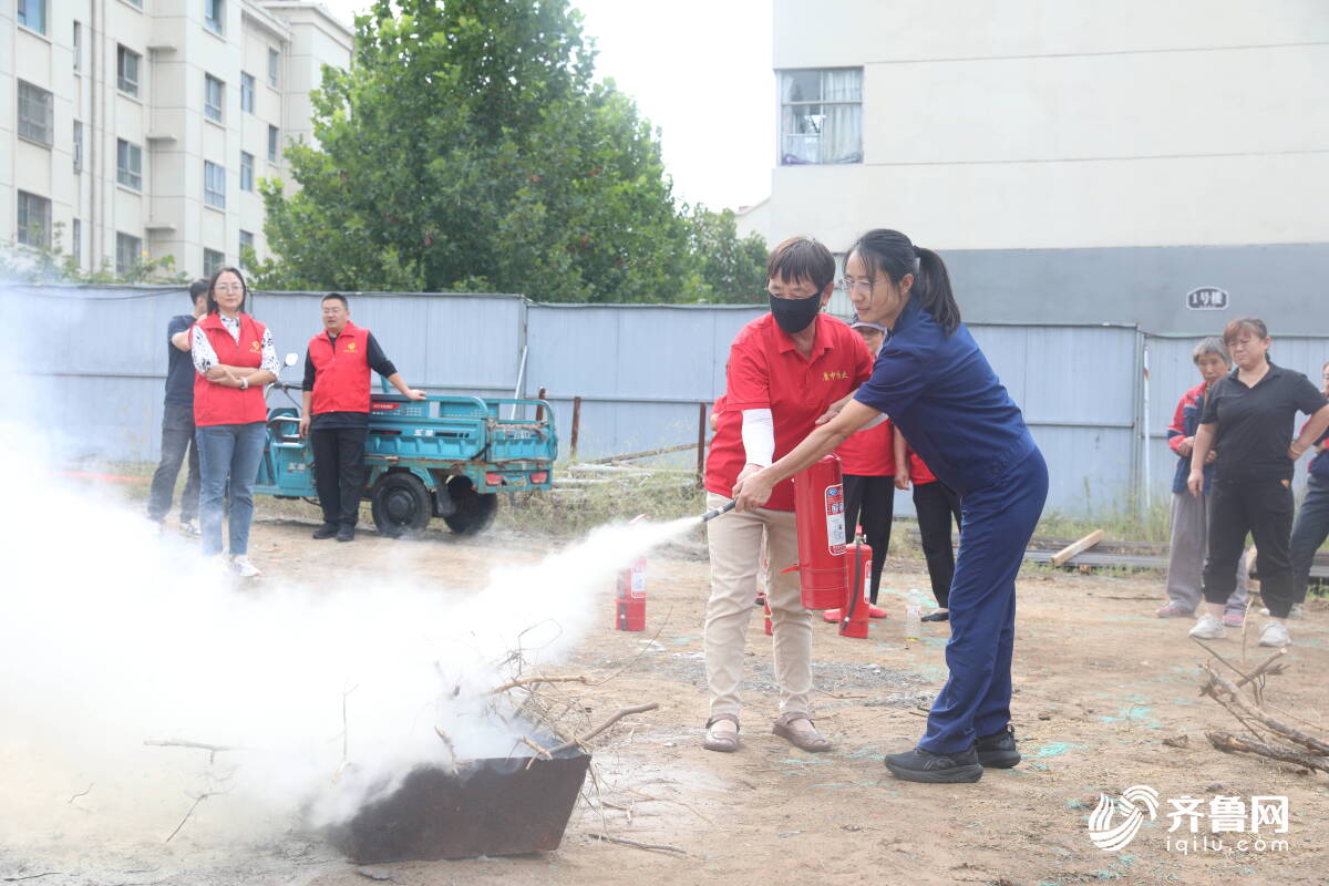星空体育：邹平消防科普进社区“理论+实操”筑牢居民“防火墙”(图2)