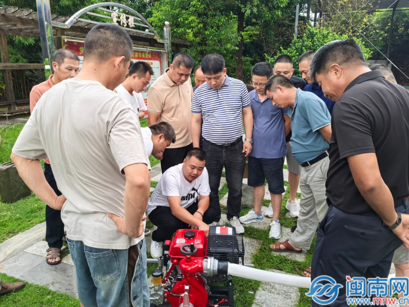 华安县举行农村微型消防站装备器材配发仪式暨业务培训(图1)