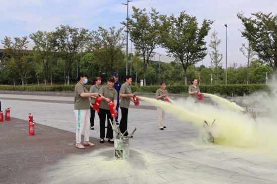 星空体育：师生学消防演练筑防线(图1)