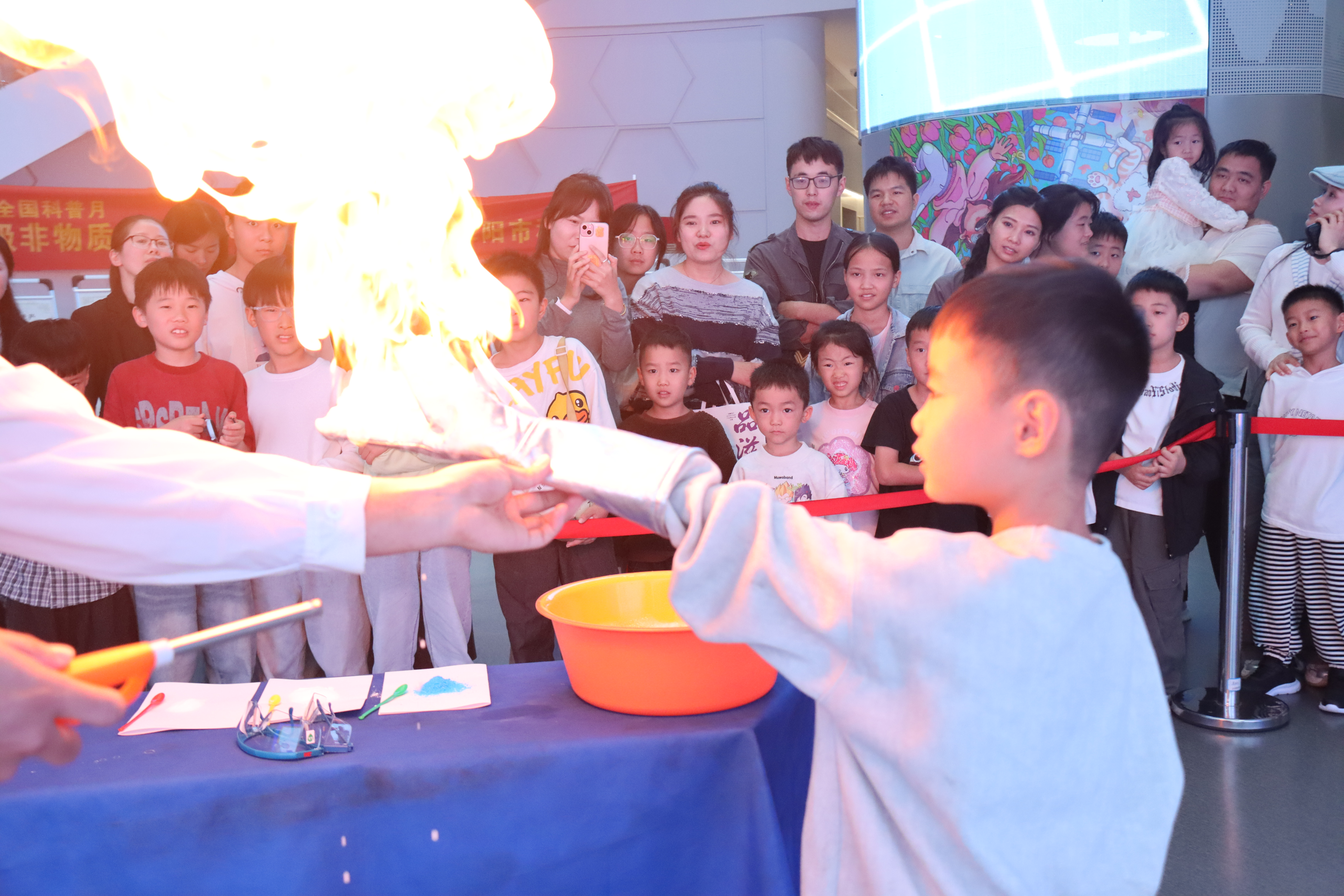 星空体育网站：【全国科普月】阜阳市科技馆开展“‘火’速行动安全‘童’行”科普活动(图2)