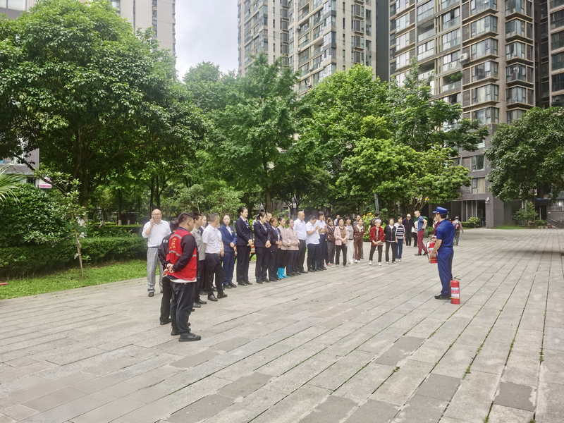 保靖县:消防科普进社区识假辨假保安全(图1)