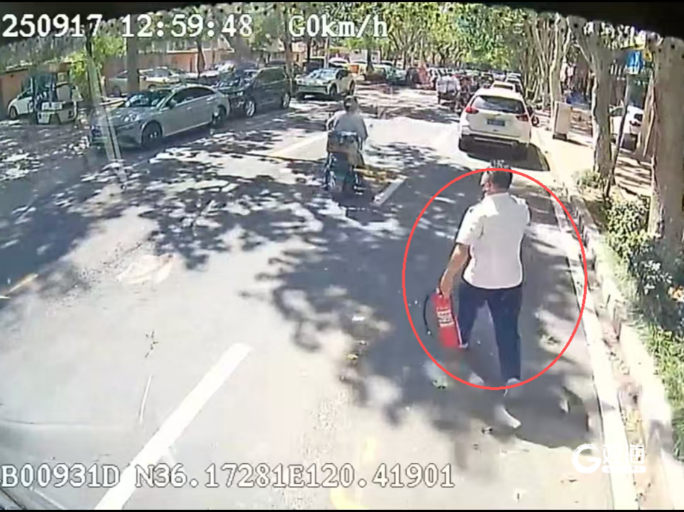 星空体育网站：青岛巴士驾驶员化身“救火卫士”两分钟扑灭自燃车辆(图2)