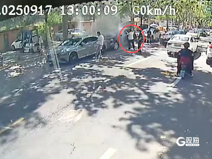 星空体育网站：青岛巴士驾驶员化身“救火卫士”两分钟扑灭自燃车辆(图3)