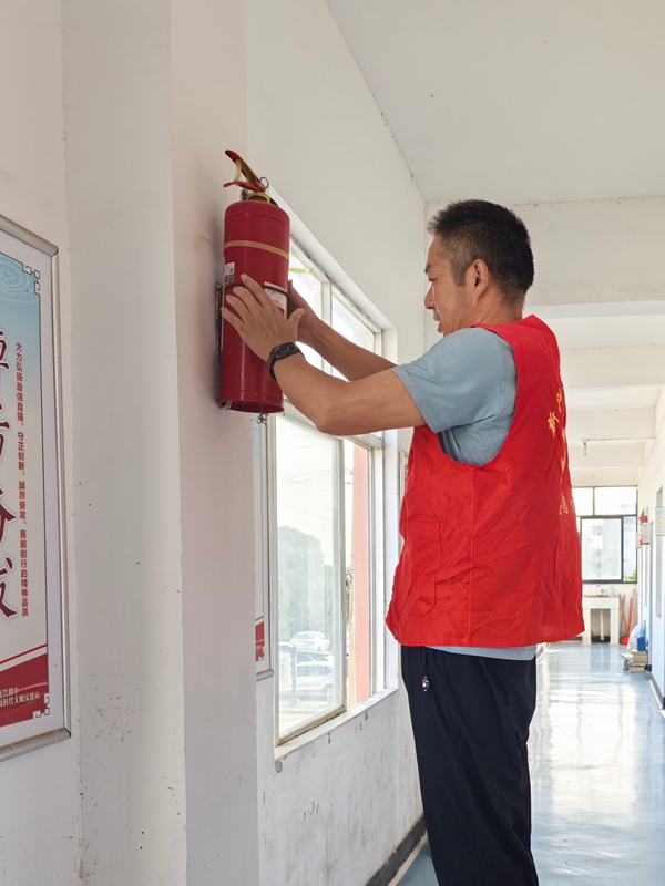 星空体育网站：万荣消防筑牢校园安全防线(图1)