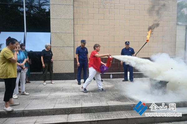 消防安全宣传“进社区”(图2)