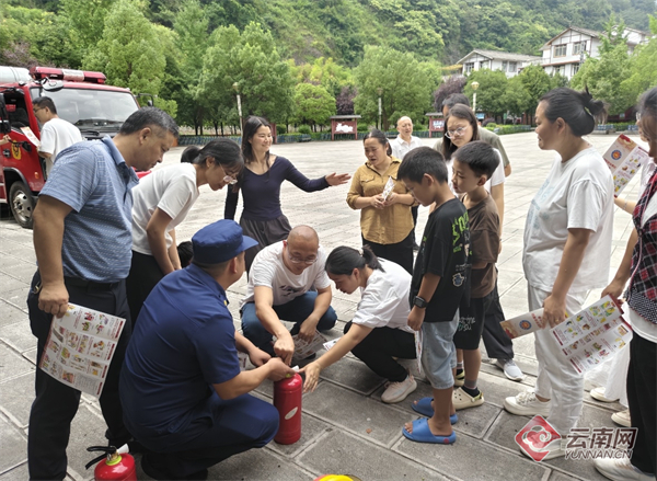 云南威信这场院坝会传授防火“安全经”(图2)