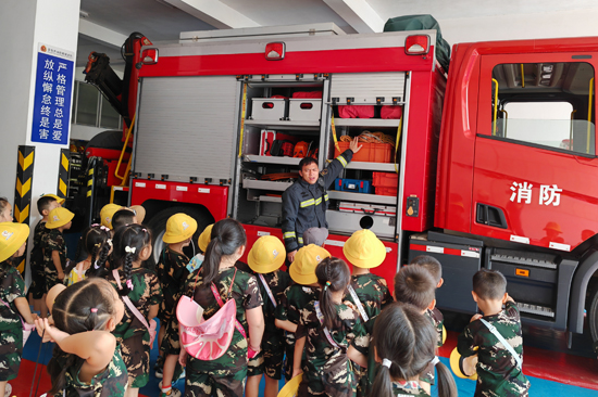 星空体育网站：广西平果：开放日解锁“边看边学边体验”消防课(图2)