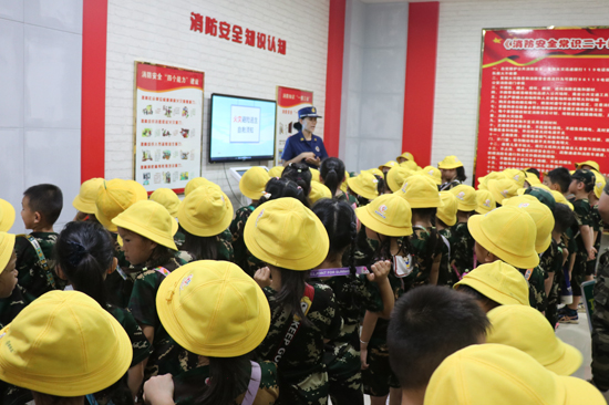 星空体育网站：广西平果：开放日解锁“边看边学边体验”消防课(图1)