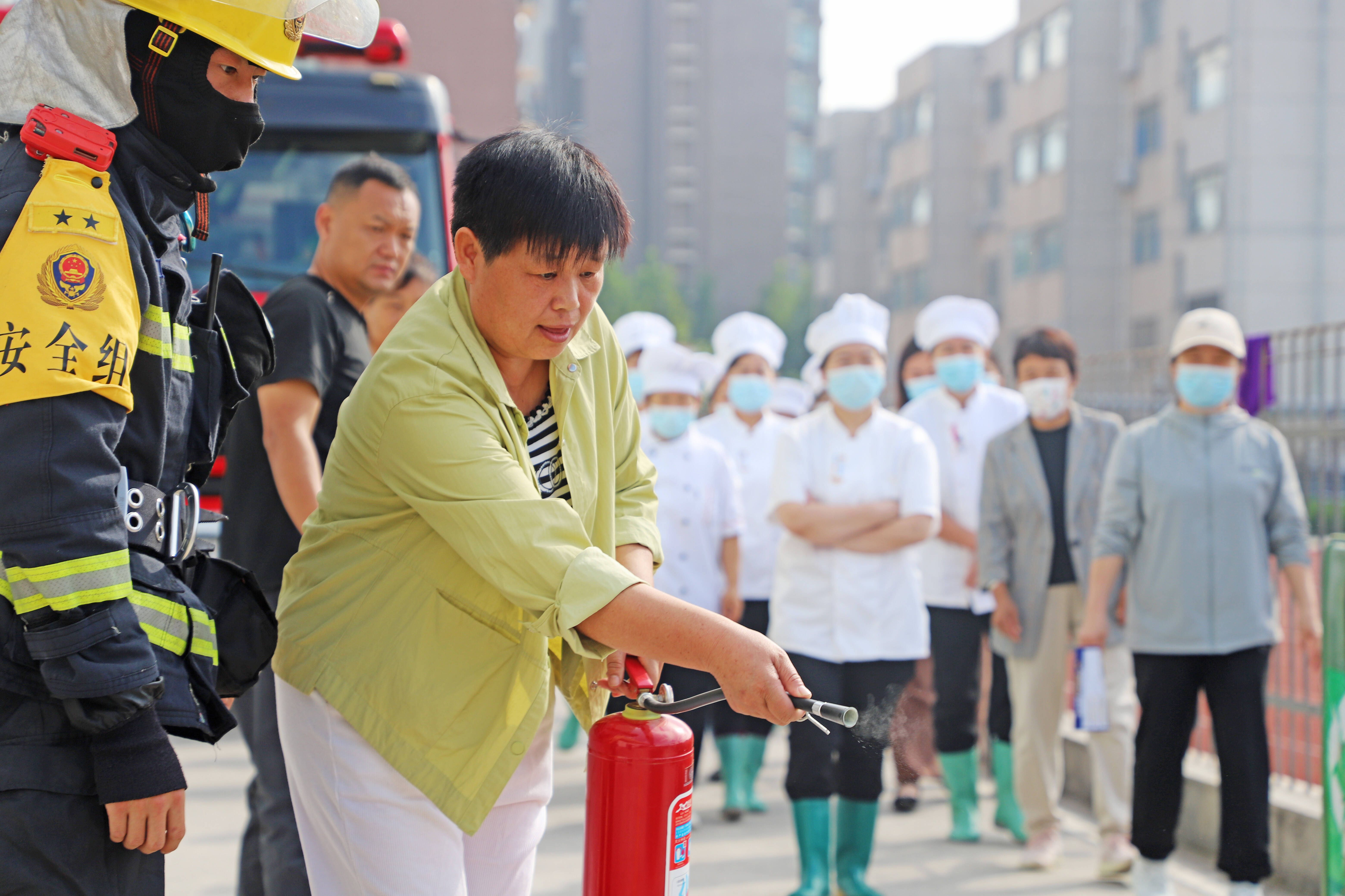 星空体育网站：滨州：后勤“充电”学防火消防为校园安全“加餐”(图1)