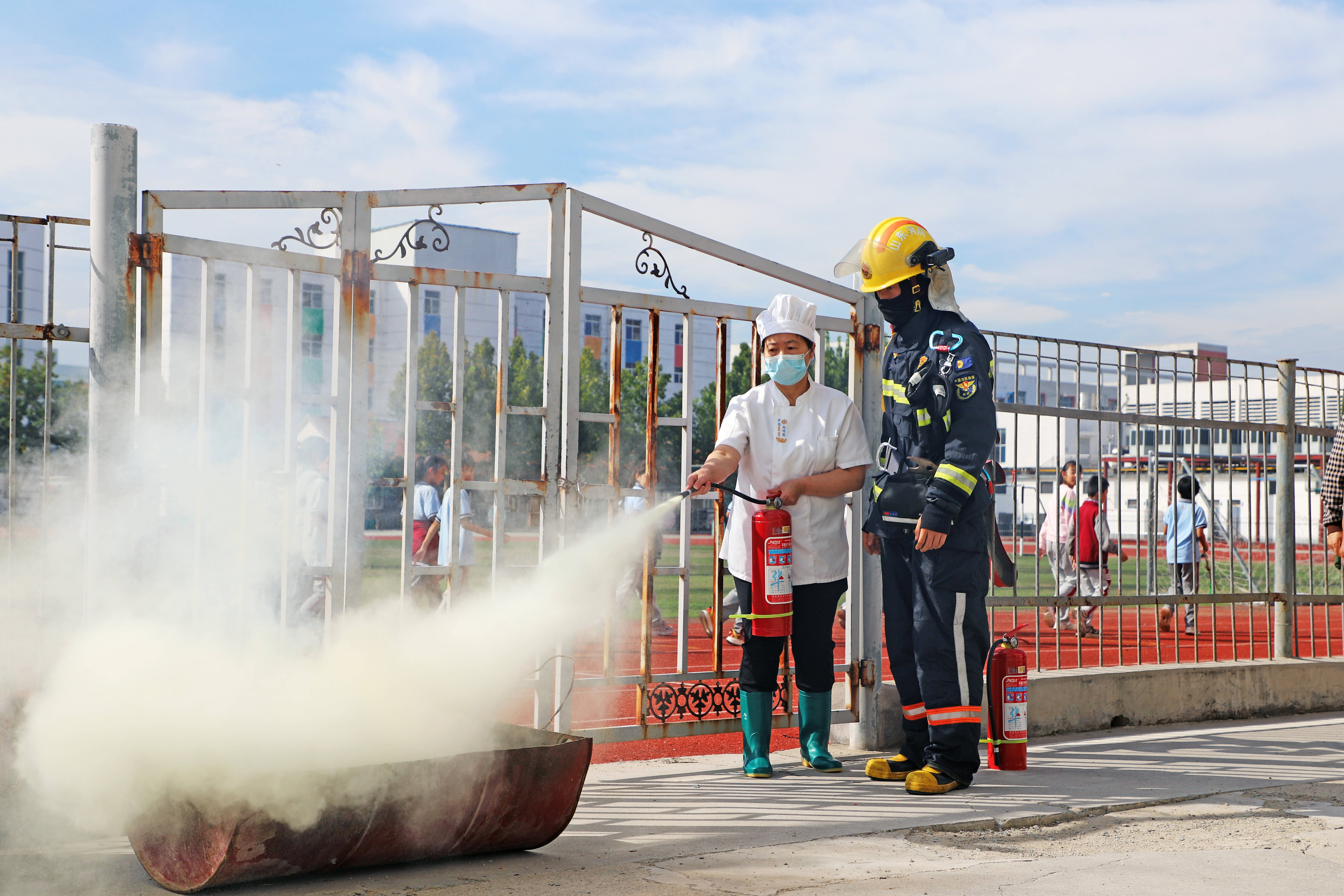 星空体育网站：滨州：后勤“充电”学防火消防为校园安全“加餐”(图2)