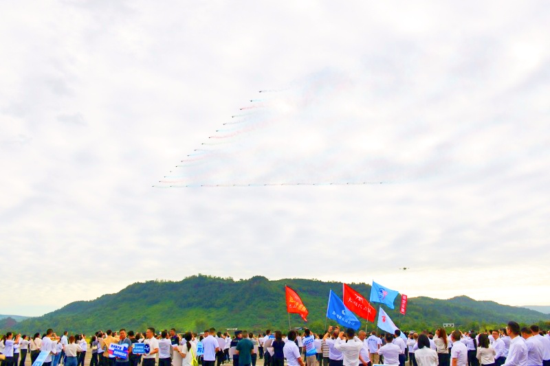 30米高空炫技百公斤巨无霸登场！四川达州这场低空大赛点燃科技新动能(图1)