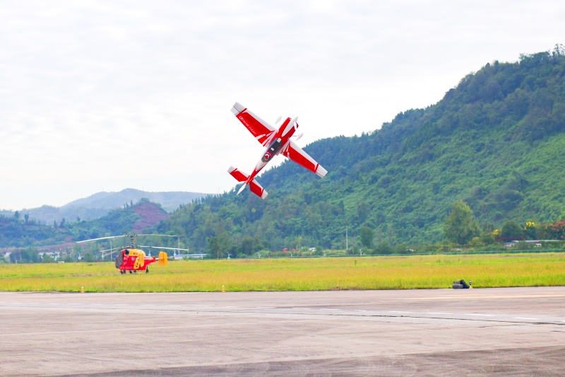 30米高空炫技百公斤巨无霸登场！四川达州这场低空大赛点燃科技新动能(图2)