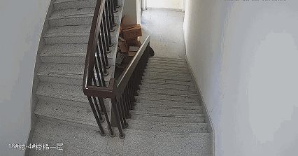 4岁男童玩打火机点楼道(图1)