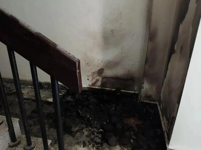 4岁男童玩打火机点楼道(图3)