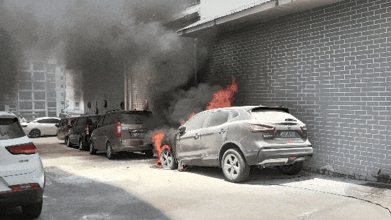 4岁男童玩打火机点楼道(图5)