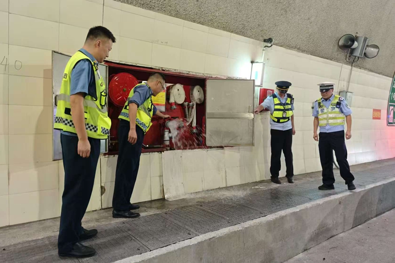 安徽省高速公路路政支隊全力護航國慶中秋“雙節”平安路(图1)