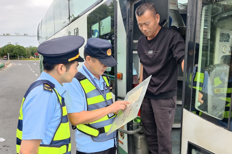 安徽省高速公路路政支隊全力護航國慶中秋“雙節”平安路(图2)