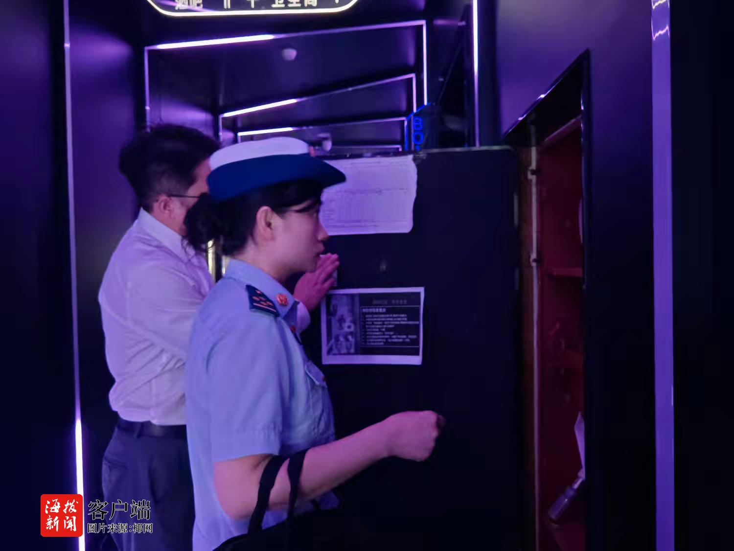 海口市美兰区消防救援大队深入辖区娱乐场所开展消防安全检查工作(图1)