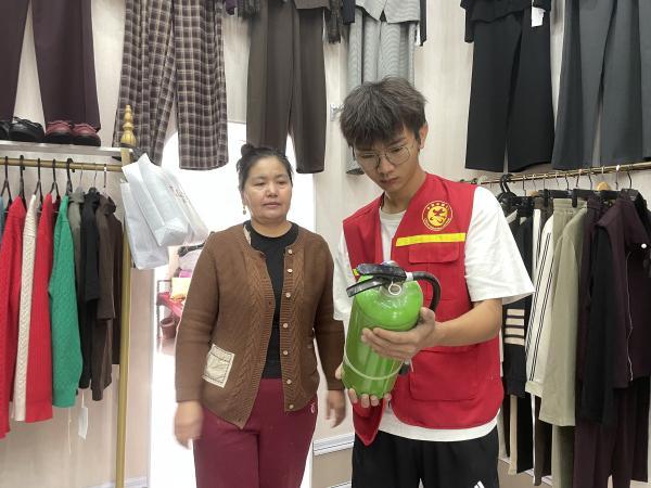 消防知识进商铺筑牢安全“防火墙”(图2)