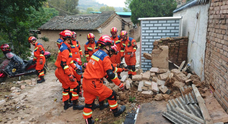 陇西56级地震甘肃消防持续开展震后废墟清理工作(图1)