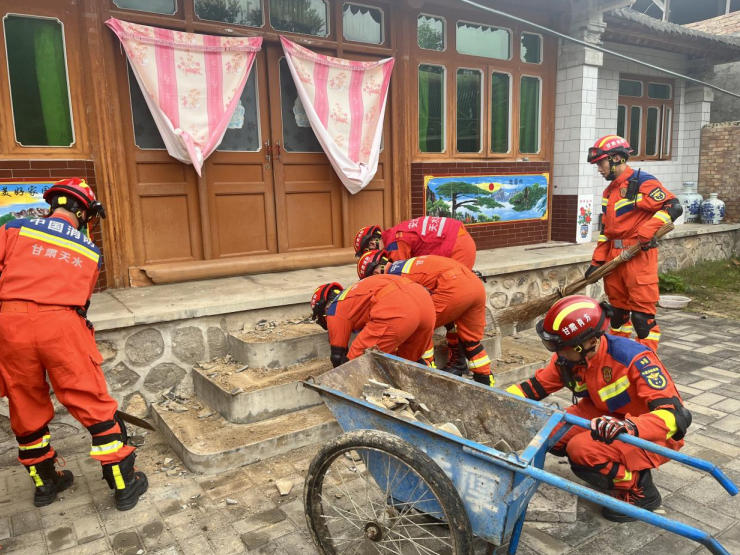 陇西56级地震甘肃消防持续开展震后废墟清理工作(图2)