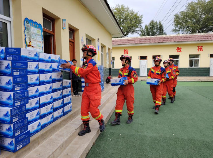 陇西56级地震甘肃消防持续开展震后废墟清理工作(图3)