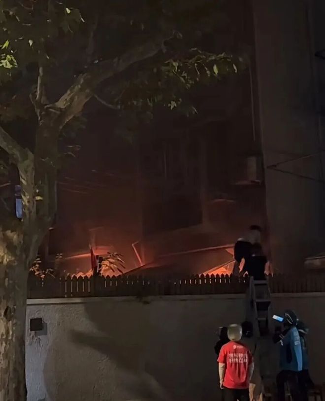星空体育网站：上海一处民宅深夜突发火情多位过路市民挺身而出(图1)