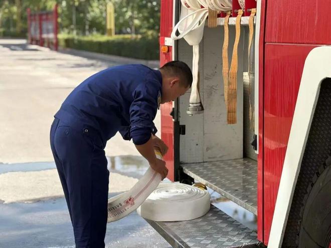 星空体育网站：节日我在岗国庆中秋“不打烊”：用责任与使命筑牢群众平安防线(图3)