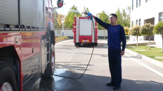 星空体育网站：节日我在岗国庆中秋“不打烊”：用责任与使命筑牢群众平安防线(图2)